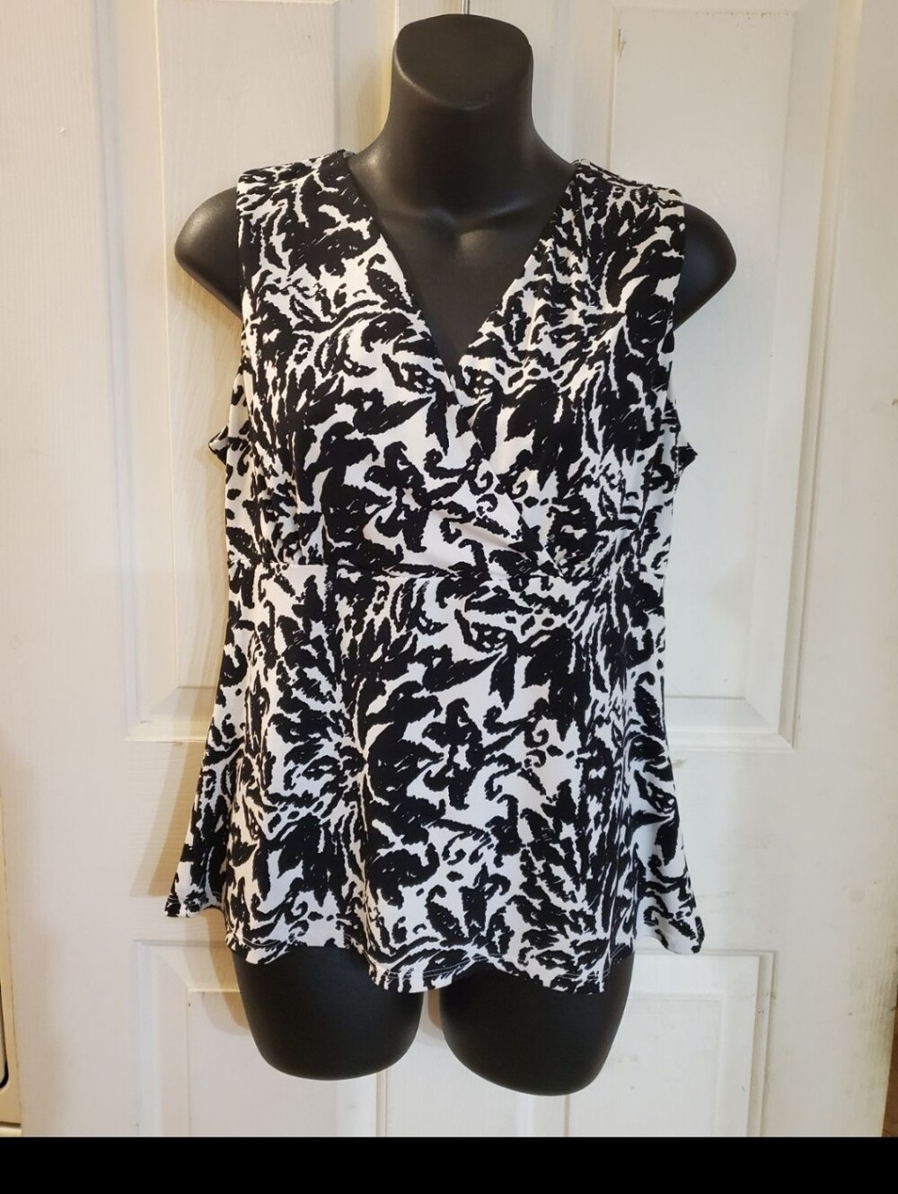 Jones Studio Black & White V-Neck Sleeveless Camisole